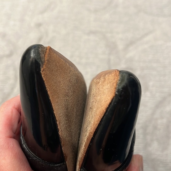 Cole Haan black quilted flats with patent cap toe.  In good condition.  Sz 8.5 - Picture 6 of 8